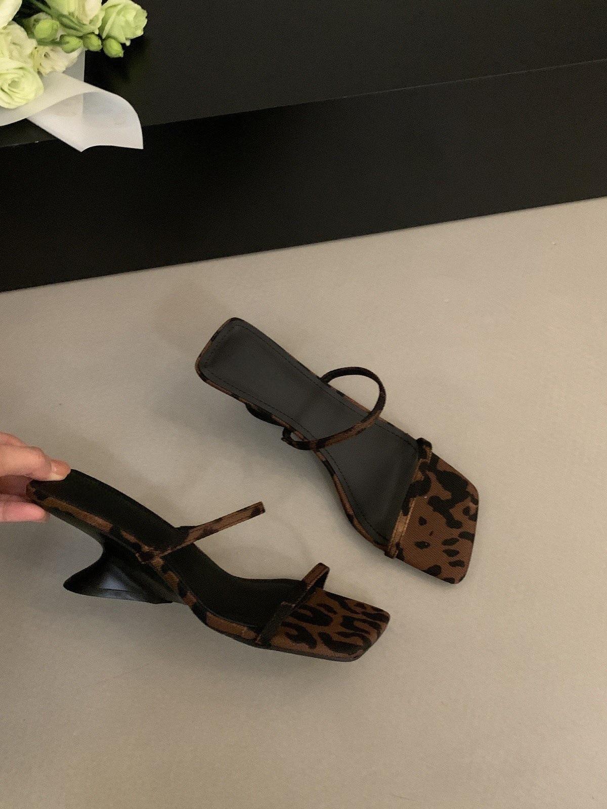 

Design sense niche one-word slippers women s summer wear 2025 very simple thin strap open-toed wedge heel high-heeled cool slippers 39 цветной печати леопарда