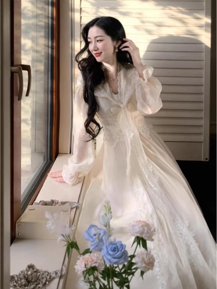 2025 V-Neck Long-Sleeve Dress: Slimming French Fairy Style with Waist-Cinching Design for Women.