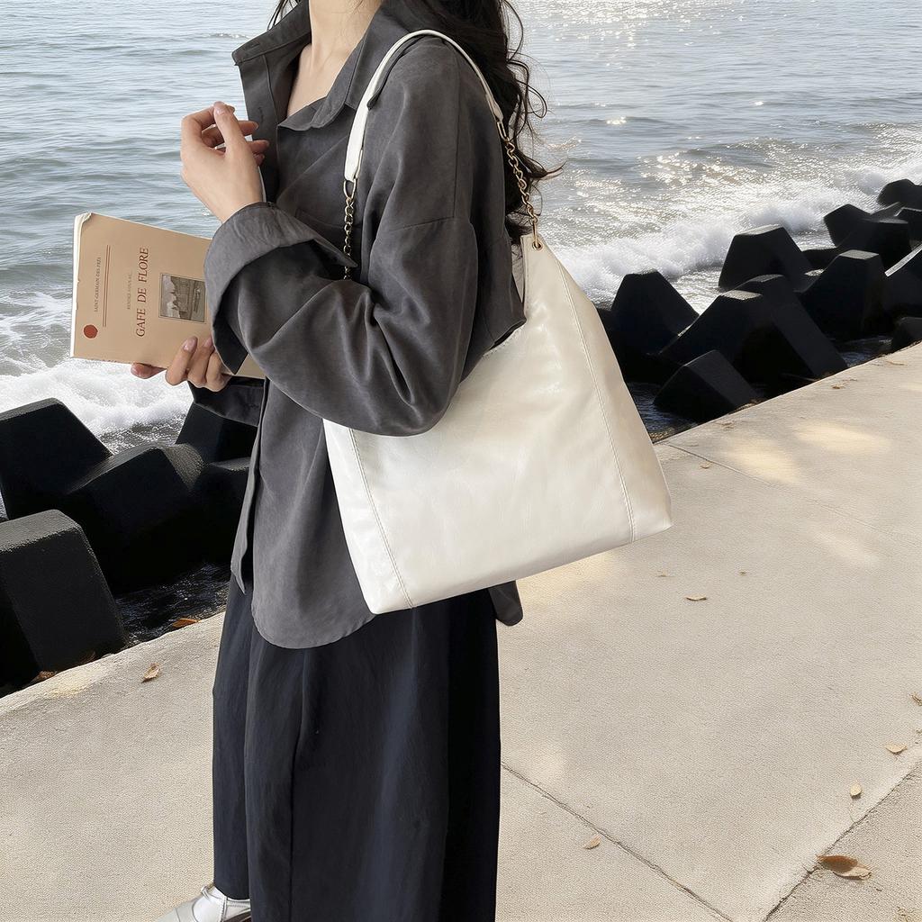 Large Capacity Soft Leather Bag Women's New Fashion Chain Shoulder Armpit Bag Solid Color Casual Commuter Tote Bag