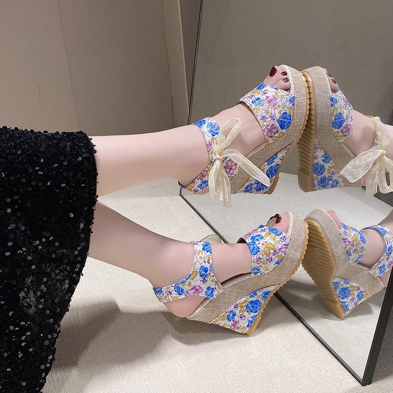 

2025 летние новые модные босоножки на танкетке с кружевным принтом и принтом «рыбий рот» на танкетке для женщин 35