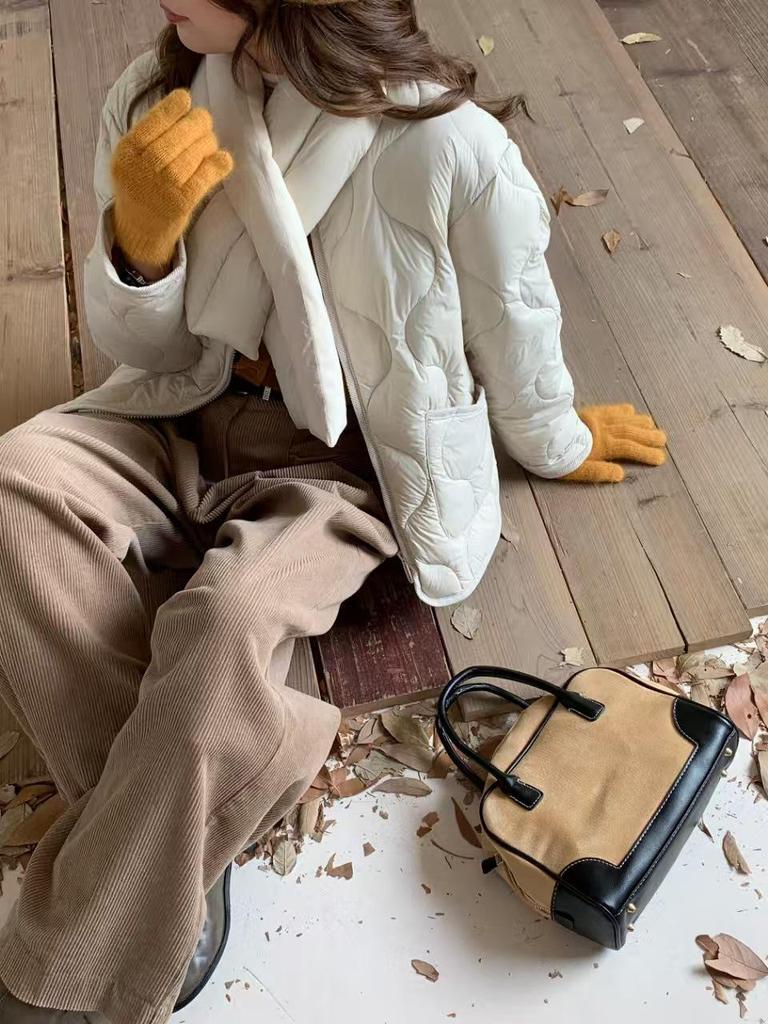 2026 Women's Lightweight White Duck Down Jacket with Scarf Style, Winter Round Neck, Casual and Thin Gourd Design.