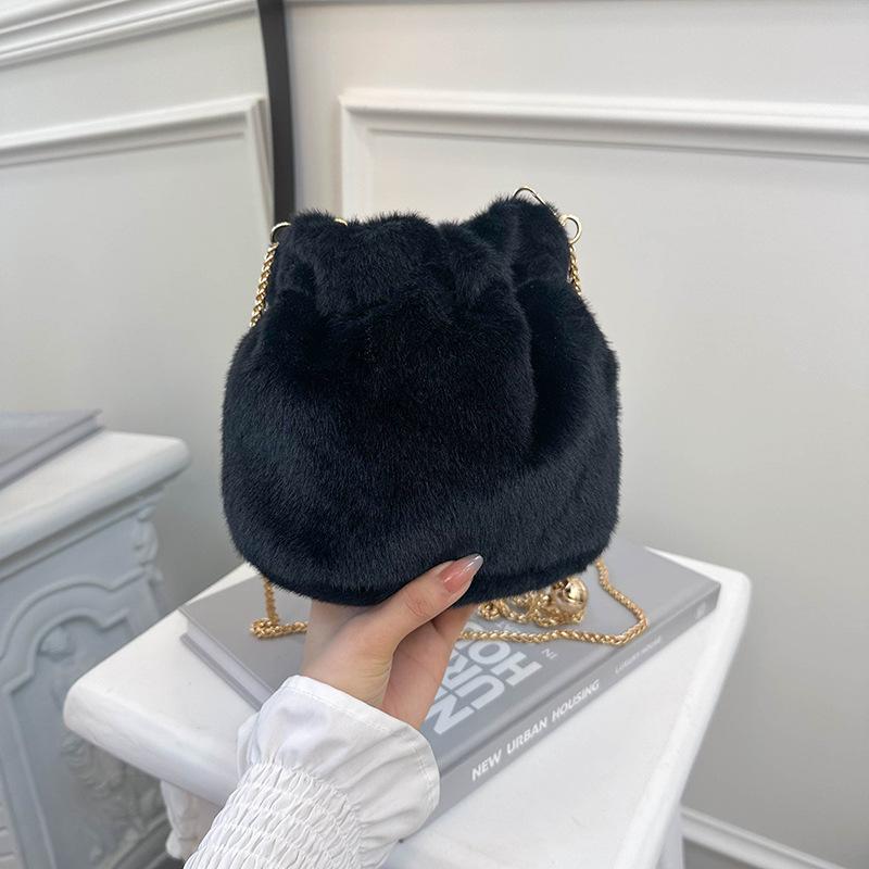 

High-value pleated deerskin velvet small bag women s 2025 new foreign style shoulder cloud bag niche messenger chain bag чёрный