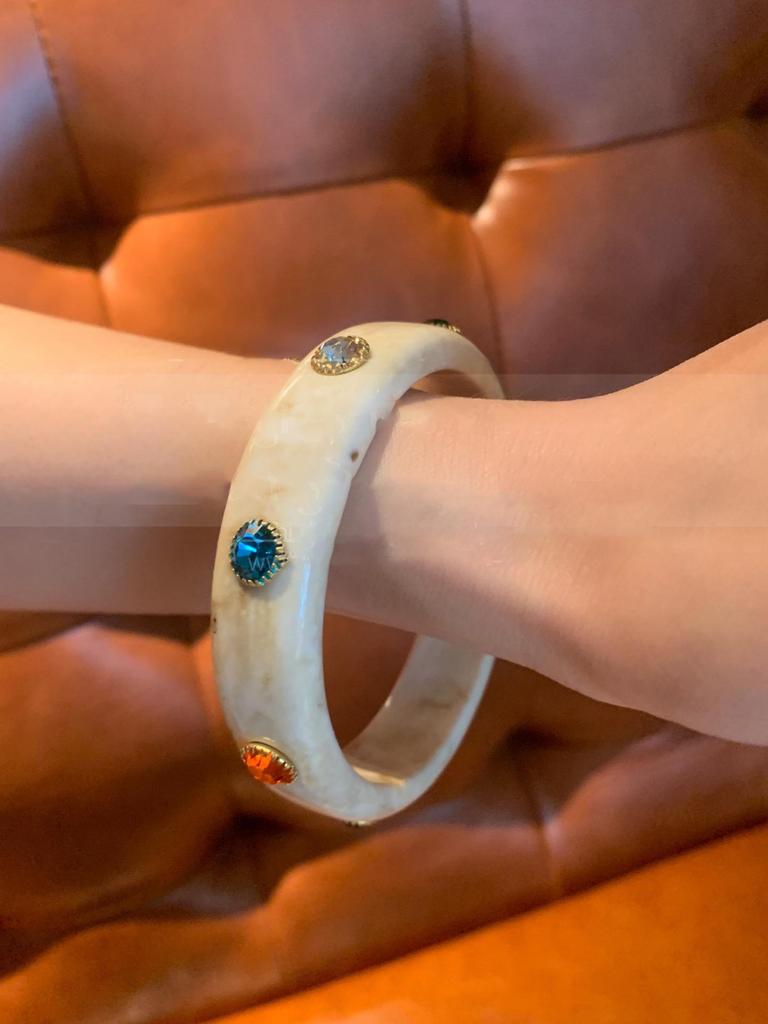 Elegante Bracciale Aperto Geometrico in Acrilico - Braccialetto Versatile di Alta Gamma per Donna