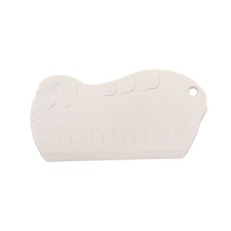 Ein graduierter Kunststoff-Teigschaber, ein praktisches und handliches Küchen-Kunststoffwerkzeug