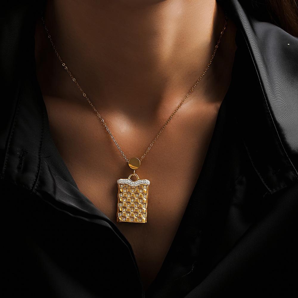 Minimalist Rectangular Plaid Pendant Necklace: Diamond-Studded Clavicle Chain In 18K Gold-Plated Titanium Steel.