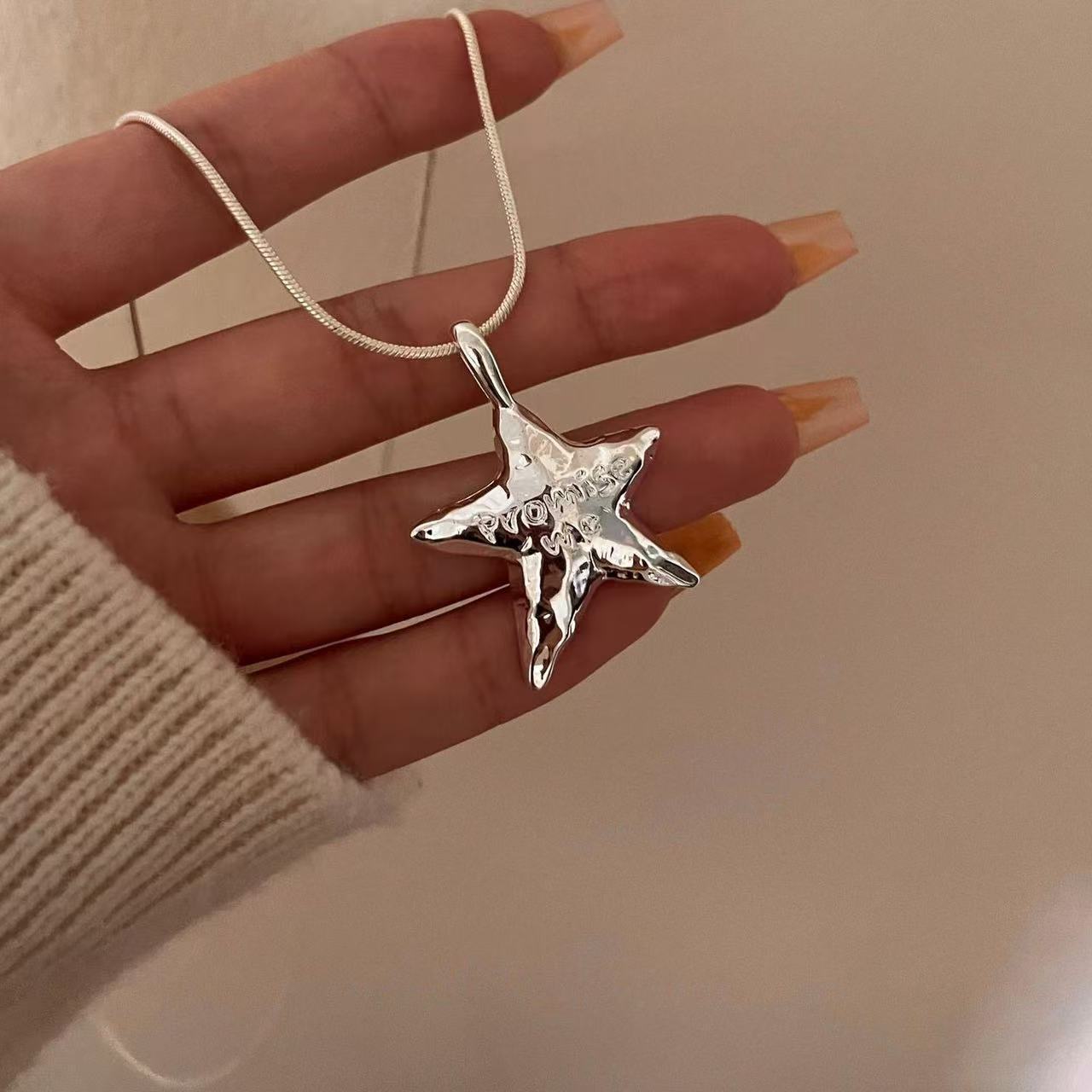 

Funny Smooth Surface Metallic Cartoon Horse Flower Pendant Necklaces for Women Long Adjustable Wax Rope Chain Chokers