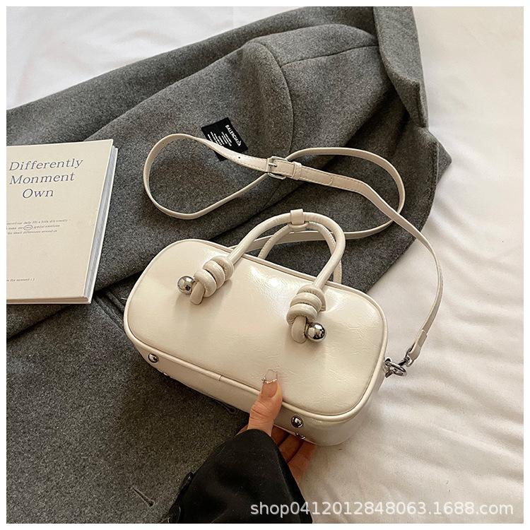 

Маленькая и изысканная сумка-боулинг 2025 весна новая трендовая модная простая универсальная сумка через плечо нишевая сумка-мессенджер белый