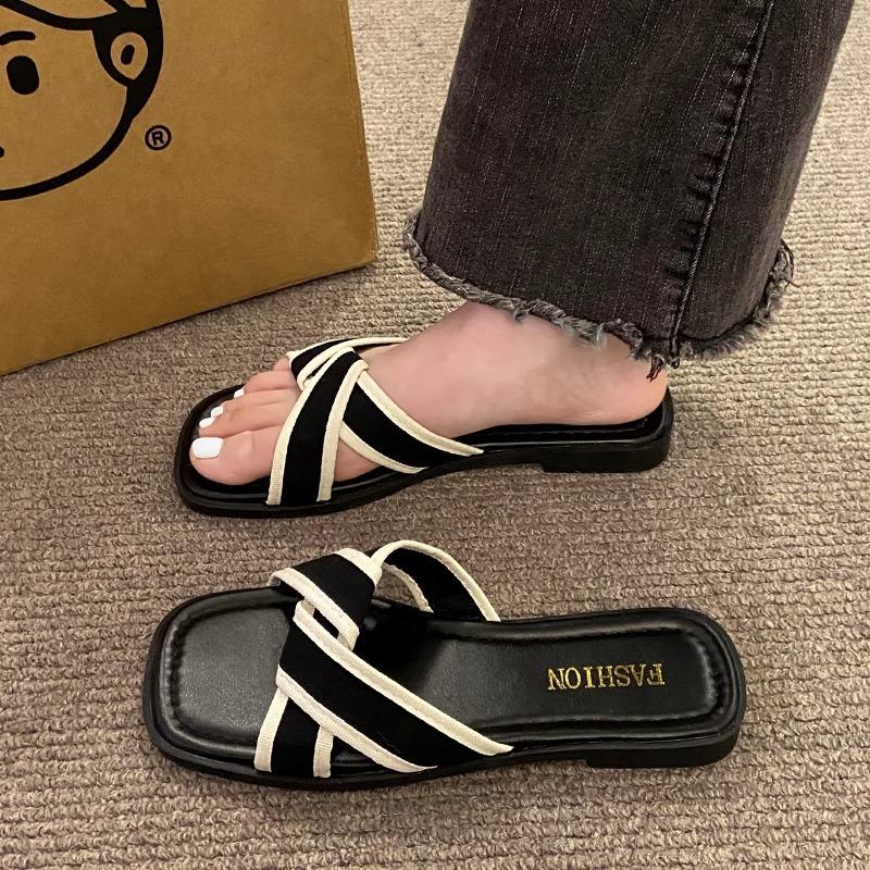 Internet celebrity fashion super fire slippers women summer wear new French flat bottom out beach explosion small fragrant sandals