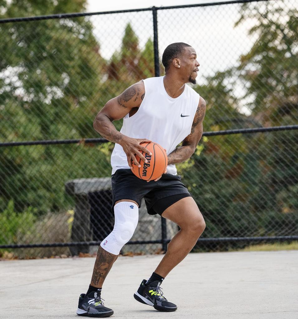 BAUERFEIND SPORTS COMRESSION KNEE SUPPORT NBA Compression Knee Support Knee Made in General Medical Compression Muscle Activation and Knee