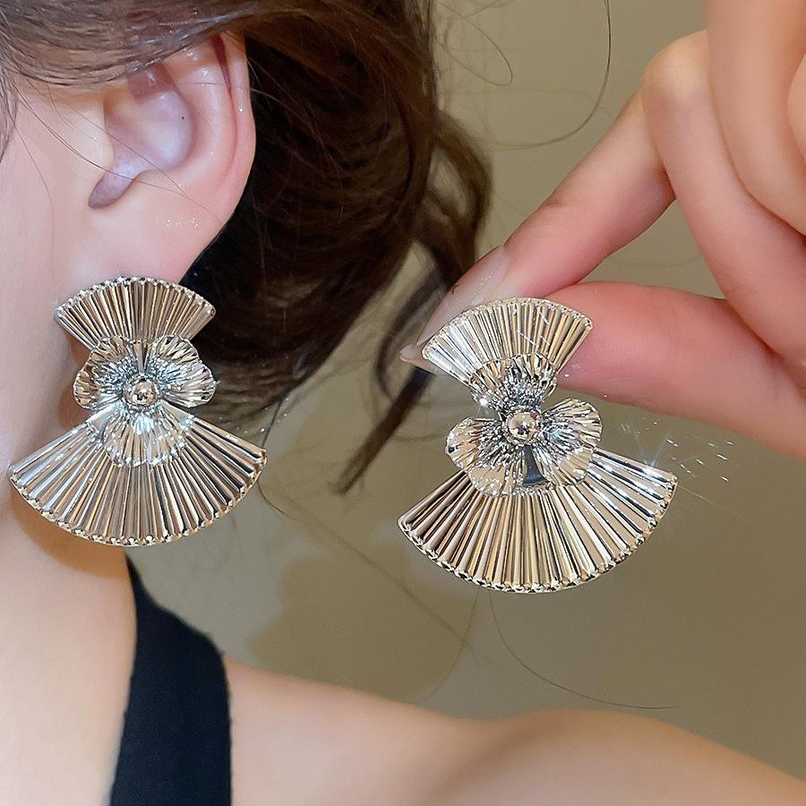 Retro Metal Fan Shaped Stud Earrings Women Geometric Pleated Exaggerated Flower Earrings Minimalist Daily Banquet Jewelry Gifts