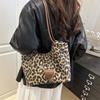 Large capacity leopard print autumn new tote bag women's commuter shoulder bag fashionable, casual and lightweight