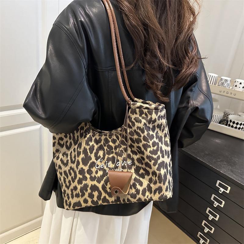 Large Capacity Leopard Print Autumn New Tote Bag Women's Commuter Shoulder Bag Fashionable, Casual and Lightweight