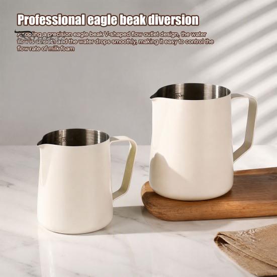Antihaft Milchkännchen Edelstahl Aufschäumkännchen, Professionelle Latte Art Tasse mit Langlebiger 304 Kännchen Messskala, Tropffrei