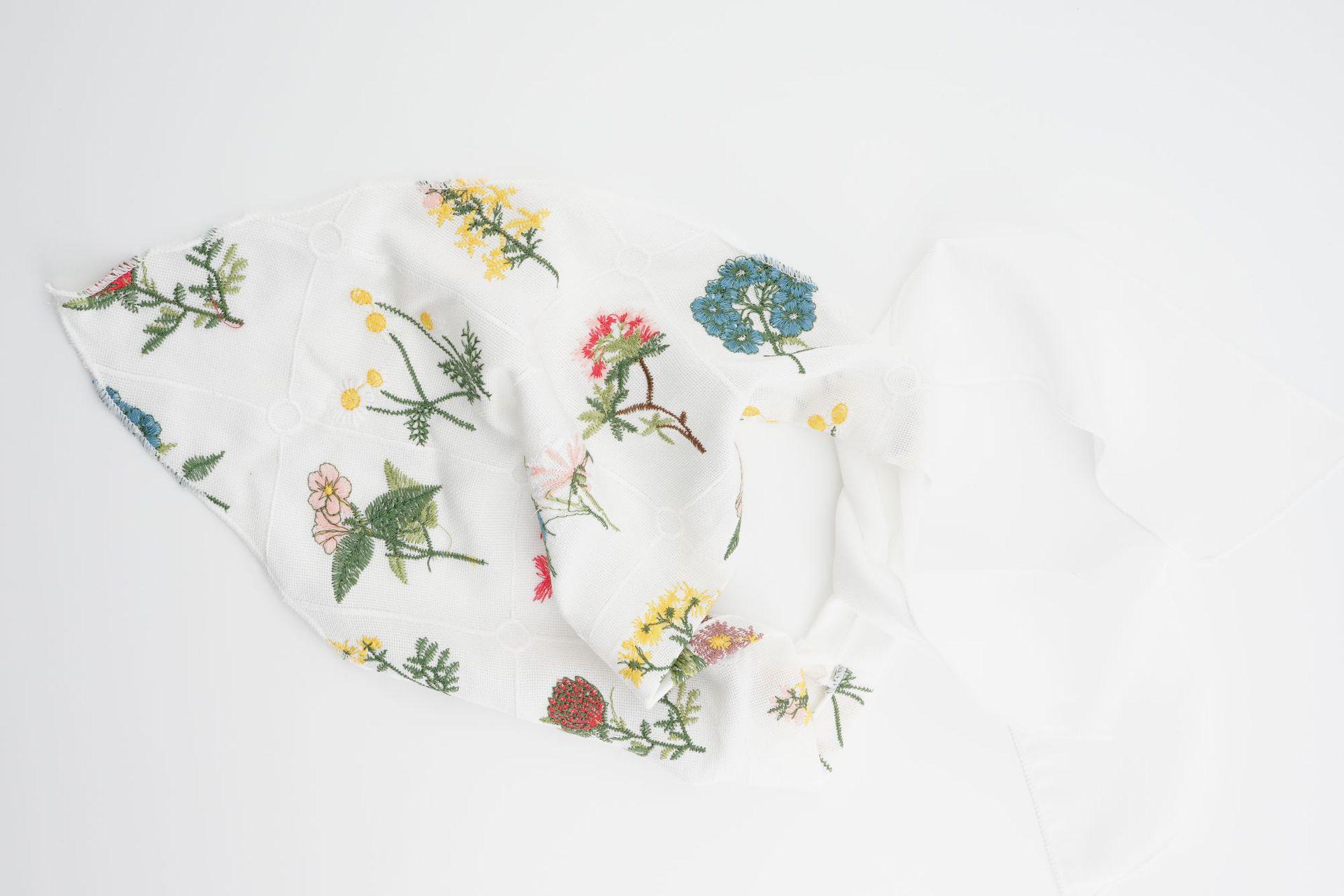 Европейский и американский хлопковый клетчатый вышитый треугольный платок-хиджаб - Универсальный, тонкий, элегантный защита шеи для женщин белый