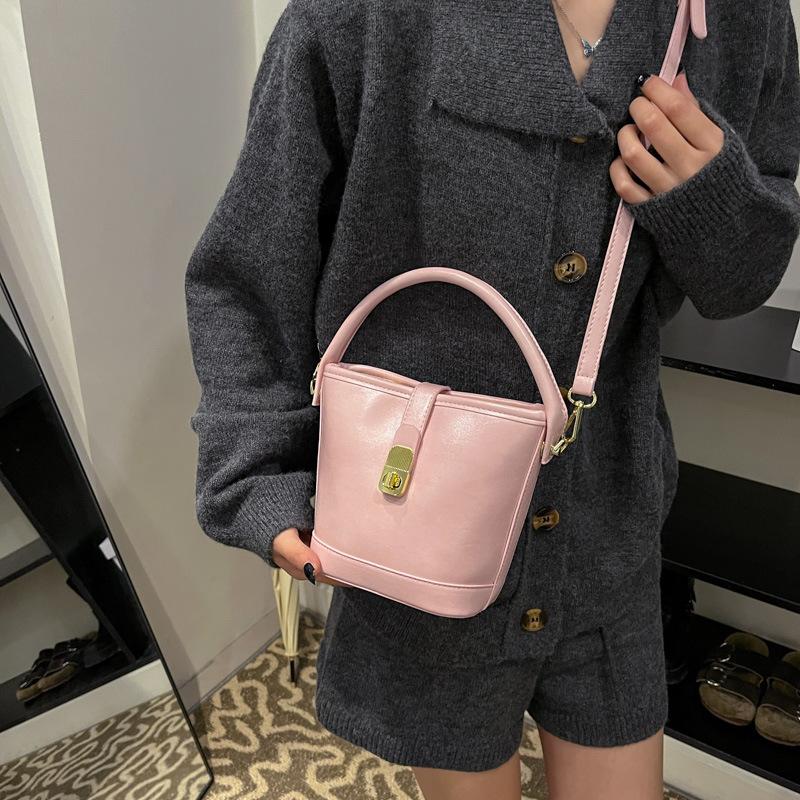 

Сумка корейский премиальный стиль универсальная сумка-ведро зима 2025 новая женская на плечо мессенджер маленькая сумка сумочка 15*10*17