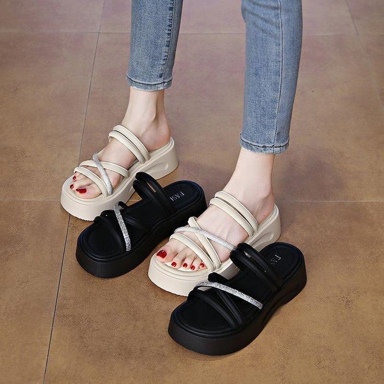 Beautiful thick-soled cool slippers for women's summer wear 2025 new high-end skirt one-word seaside beach shoes