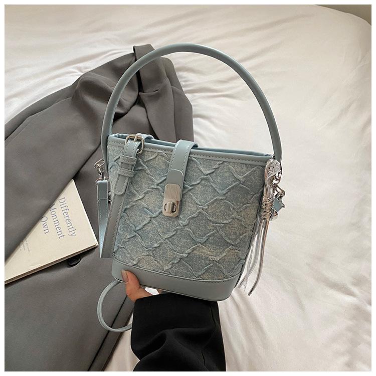 Korean texture portable bucket bag is popular this year, diamond bag women's new fashion niche single shoulder messenger bag tide