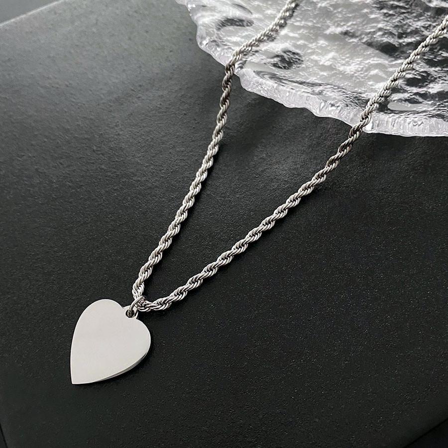 

Подвеска в форме сердца из титановой стали: Не тускнеющая глянцевая цепочка на ключицу для женщин в нишевом дизайне высокого класса.