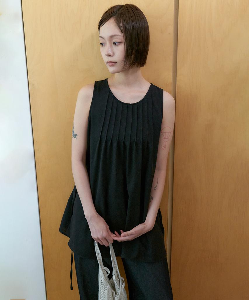 STEP AROUND Tucked Strap Tunic Blouse_Black