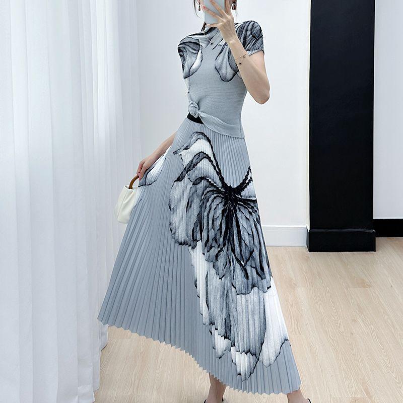 

Возрастной комплект для женщин: летняя новая универсальная утягивающая футболка со складками и принтом, плиссированная юбка One Size