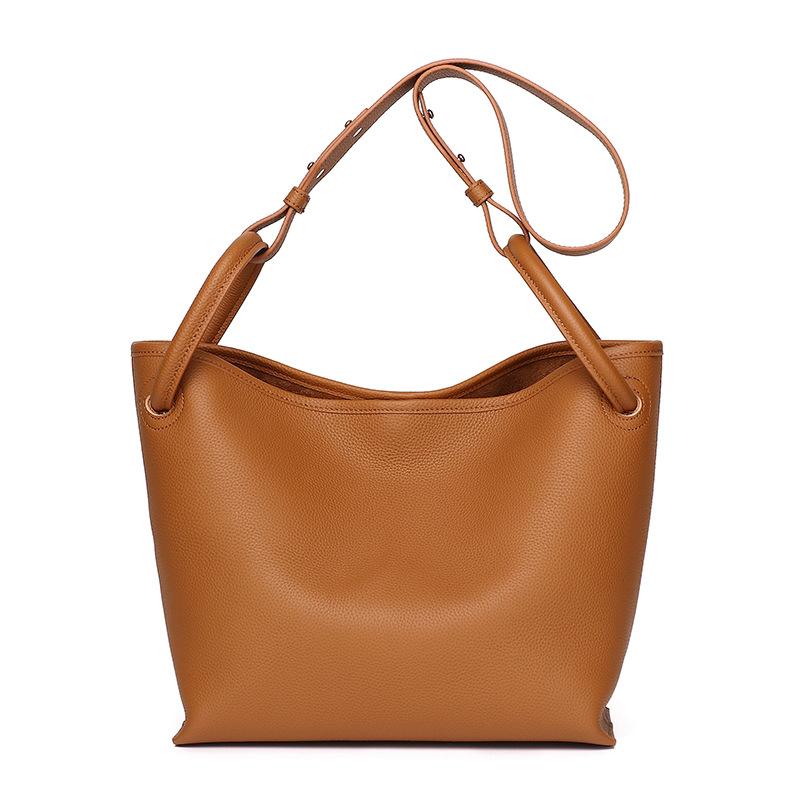 Niche Design First Layer Cowhide Large Ring Handbag Feeling Bucket Bag Single Shoulder Crossbody темно-коричневого