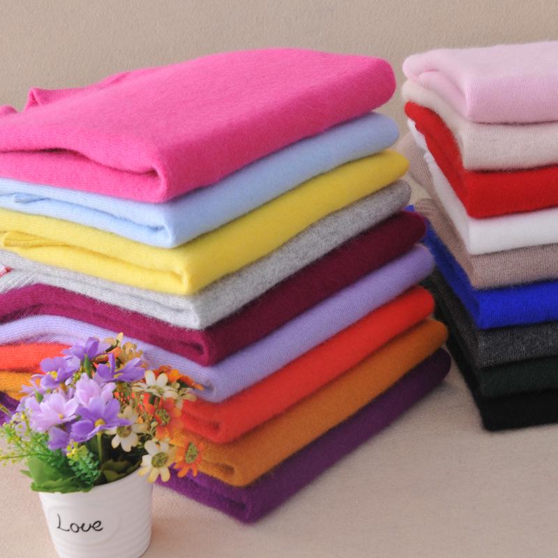 Stylowy sweter z dzianiny, dopasowany krój, wysoki dekolt, długi rękaw, krótki fason, kolekcja jesienna dla kobiet