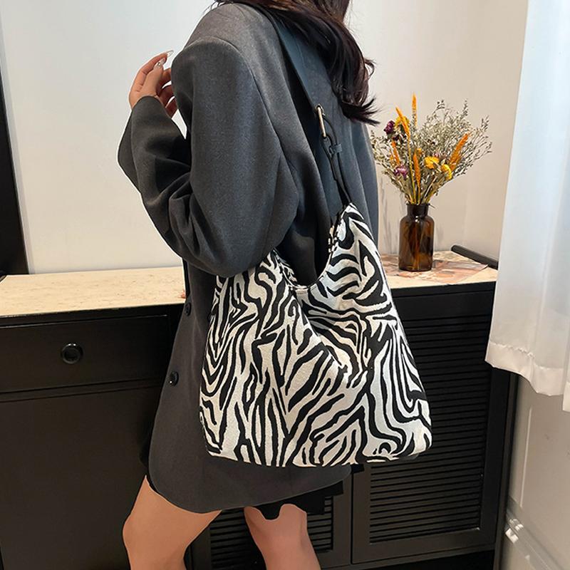 Crossbody Bag for Women Adjustable Strap Messenger Bag Large Capacity Retro Handbag Tote Bag for Work Travel