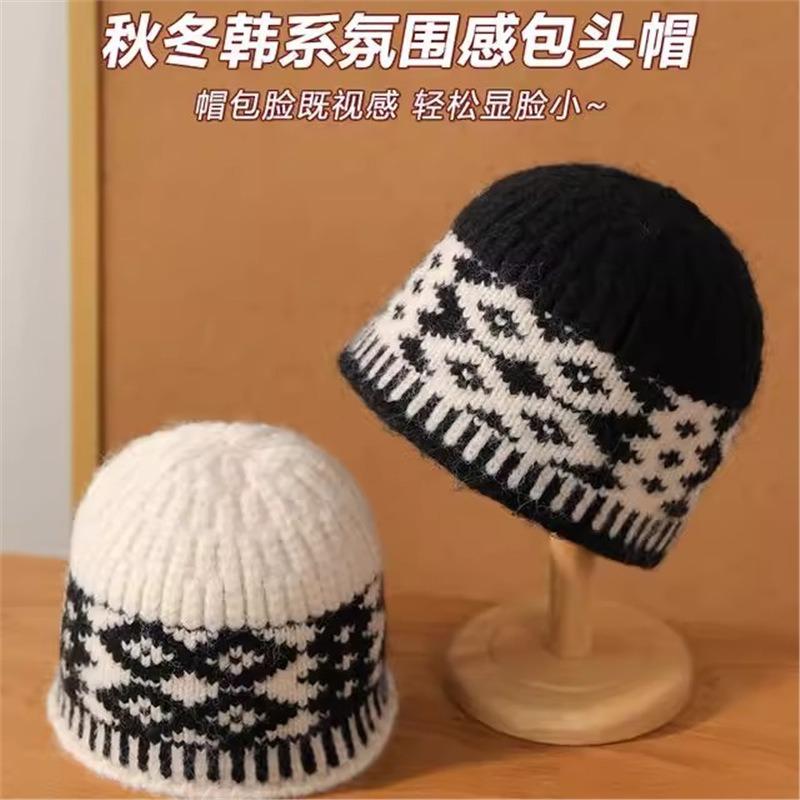 Retro headgear women's autumn and winter niche color matching big head circumference knitted hat warm and fashionable white wool hat