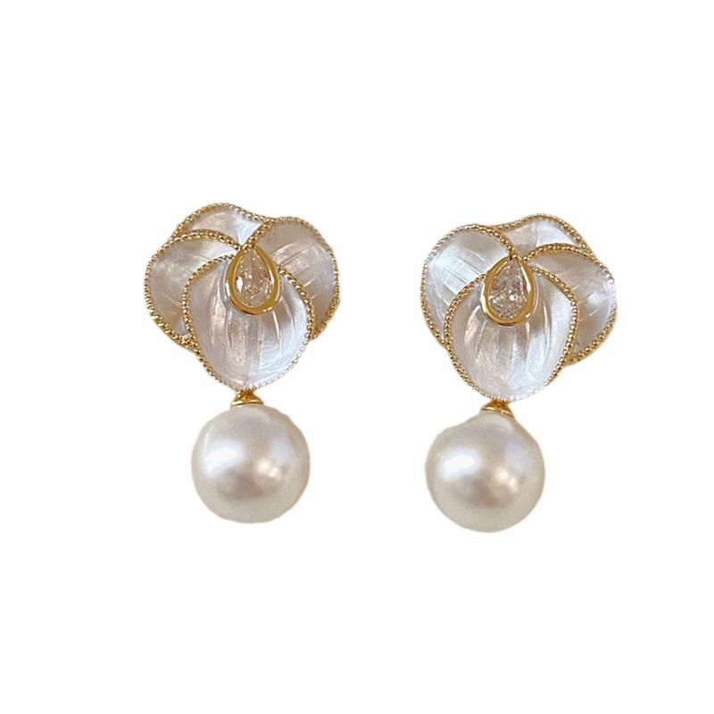 Elegant Heart Pearl Flower Stud Earrings - Stylish and Versatile for Women