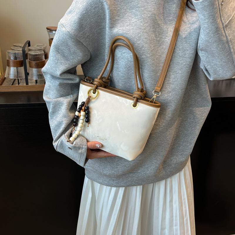 This year's popular small bags are women's autumn and winter versatile 2025 new retro simple messenger bags, portable bucket bags