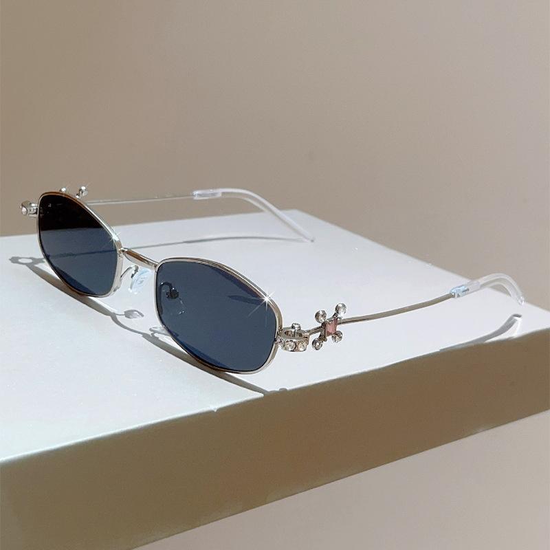 Fashion oval sunglasses women's diamond-encrusted travel photo new sunshade glasses plain and versatile sunglasses