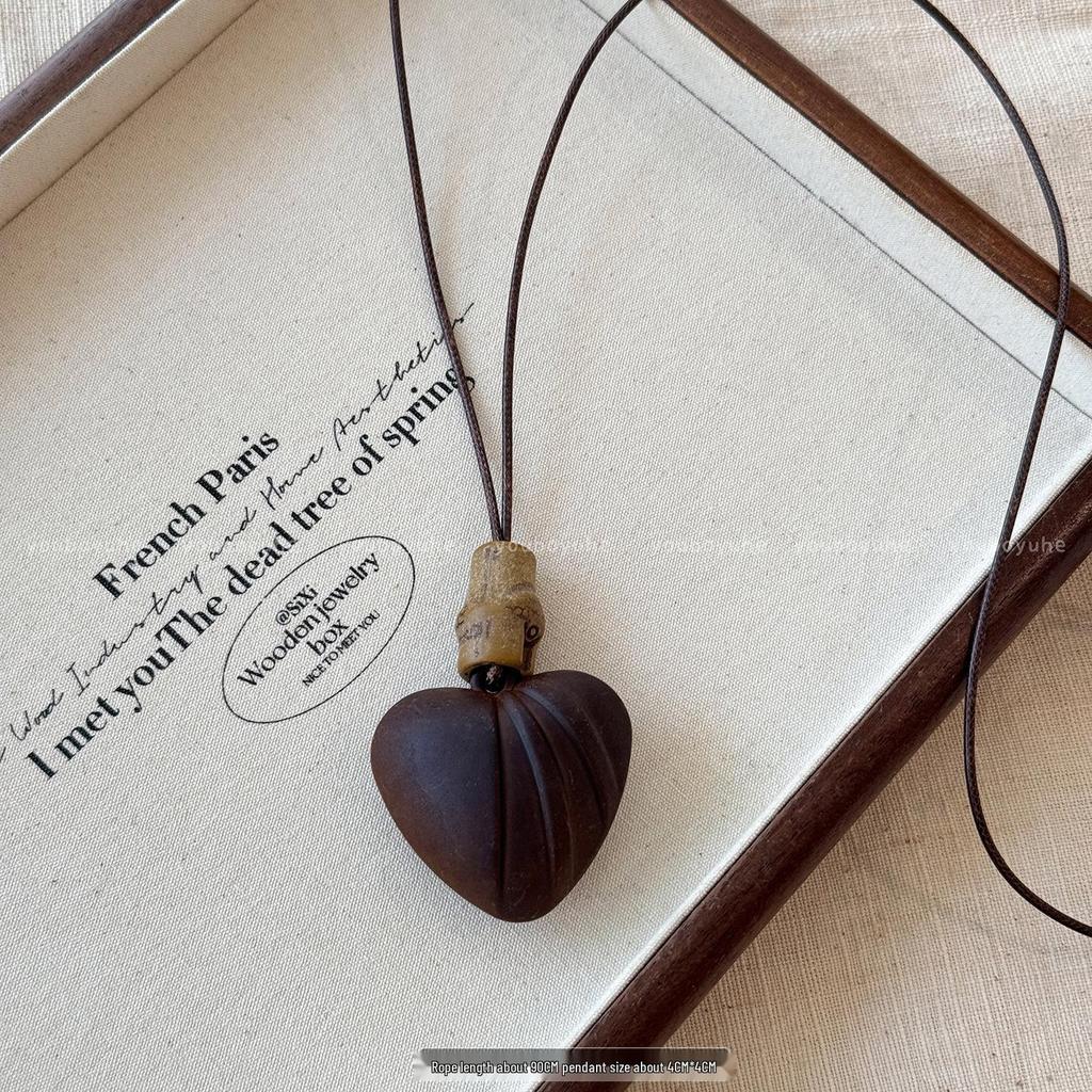 New Chinese-Style Water Drop Necklace: High-End Retro Sweater Chain, Simple and Versatile Accessory for Women.