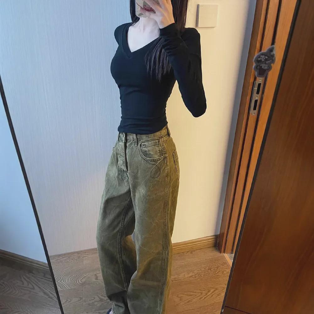 2024 Women's Slim V-Neck Long-Sleeve Top: Versatile, Straight Shoulder for Autumn/Winter.