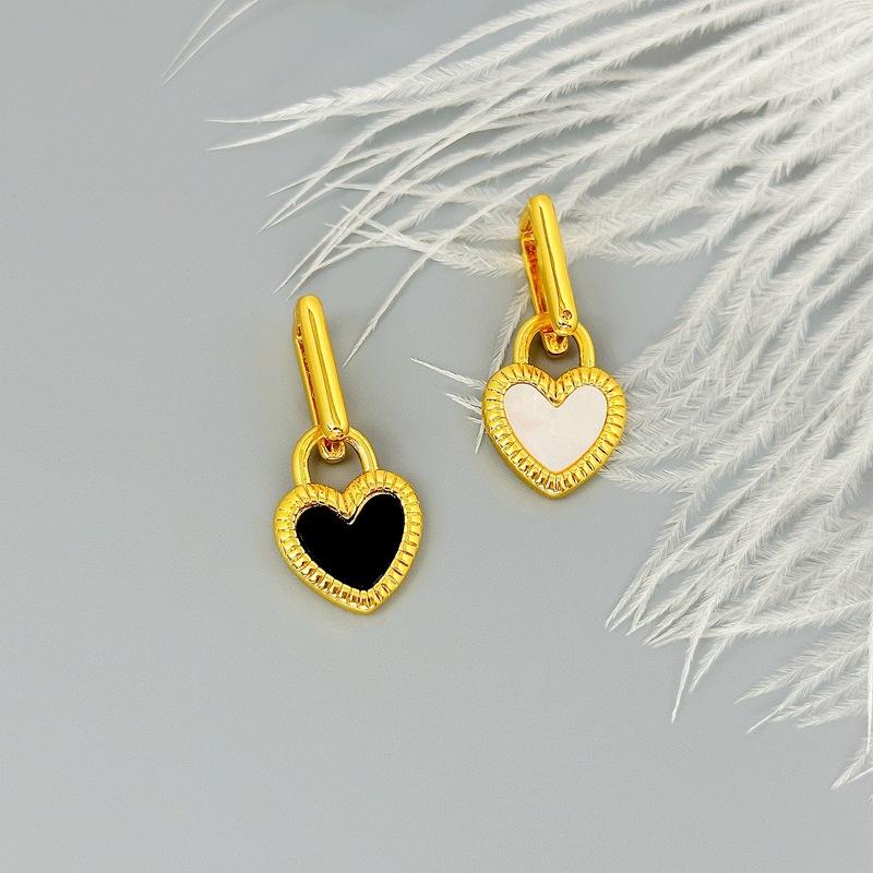 Niche Design Simple Peach Heart Earrings, Earrings, Temperament Women'S Necklace, Black And White Double-Sided Shell, Love Pendant, Collarbone Chain.