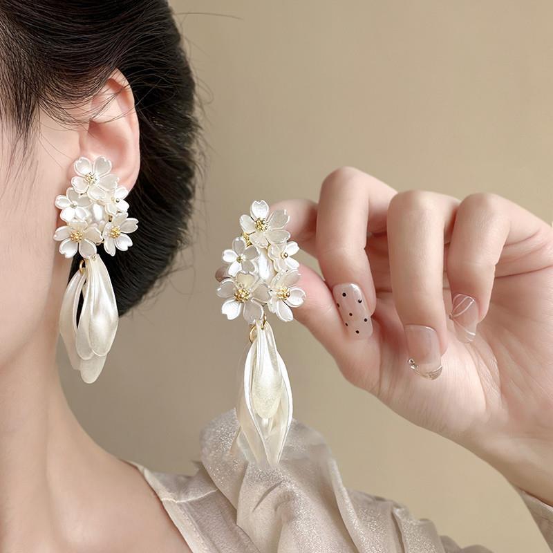Popular flower pearl earrings French high-end temperament gentle stud earrings fashion niche exquisite earrings women