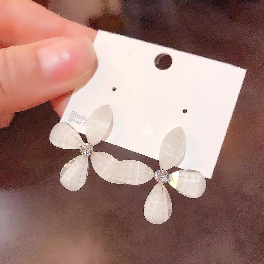 2025 Trendy Minimalist Petal Stud Earrings - Stylish & Delicate Fairy Design for Women