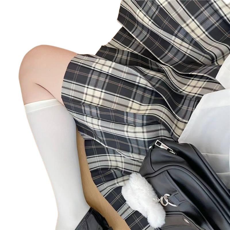 Wszechstronna spódniczka mini w czarno-białą kratę JJK Influencer na przybory szkolne - Dostępna, Blackboard News Cos