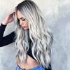 Lange gewellte Ombre-Perücke in Schwarz, Grau, gemischtes Blond, natürlicher Mittelteil, hitzebeständiges Haar, synthetische Perücke für Frauen