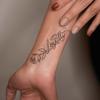 Autocollants de Tatouage Gothiques Niche Roses Phrases Courtes Anglaises Autocollants de Tatouage Imperméables Longue Durée Pour Hommes Et Femmes