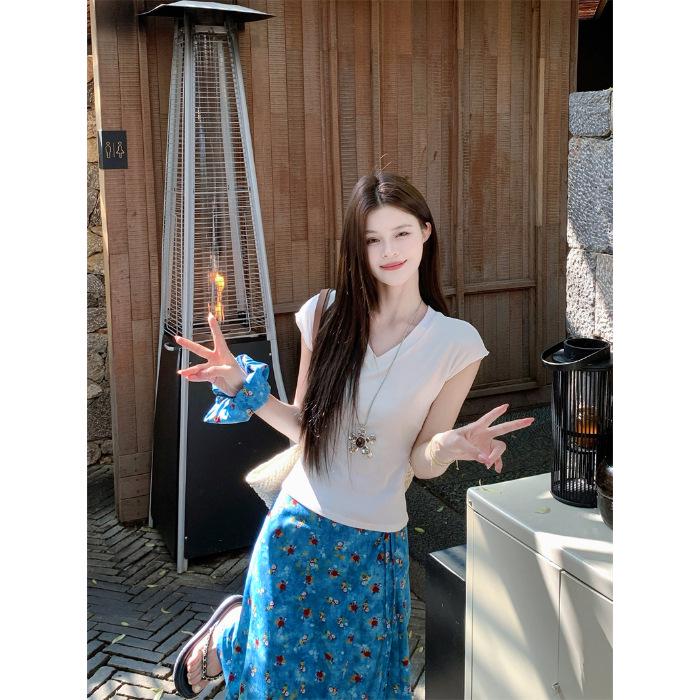 

Korean Style Women s Autumn 2026 Two-Piece Set: Floral Oil Painting Half Skirt & White T-shirt with Hair Tie Small