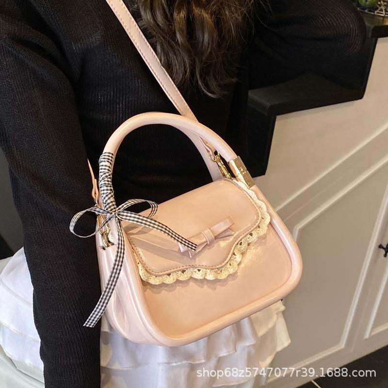 Simple temperament, hand-held small square bag, 2025 new fashion, niche design, trendy shoulder bag, commuter crossbody bag