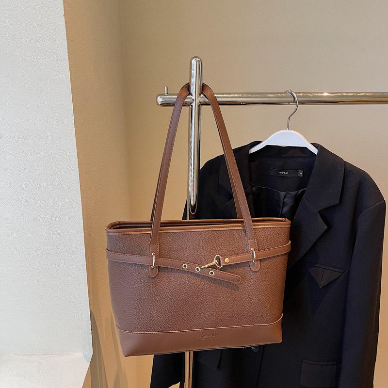 

Bag large capacity women s underarm commuter bag 2025 new simple contrast tote bag retro shoulder bag коричневый