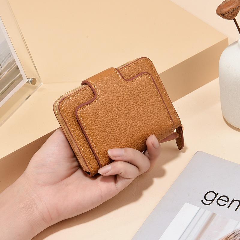 

Женский двухскладной однотонный женский кошелек с рисунком личи, с зеркальцем для макияжа, отделением для мелочи, карманами для нескольких карт и карманом на молнии коричневый