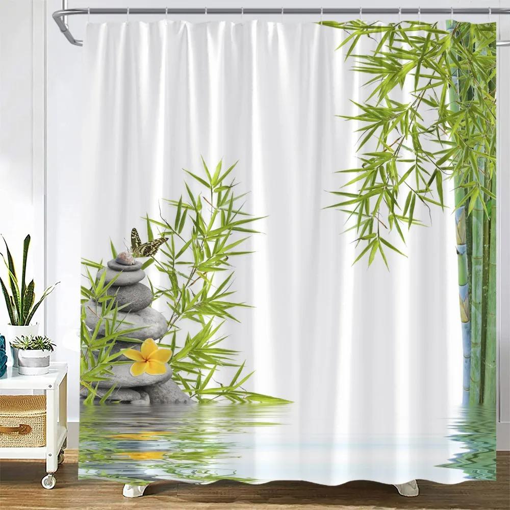 Rideaux de douche en bambou vert zen, fleurs d'orchidée violette et papillons, plantes, pierre noire, décor de salle de bain en tissu avec paysage naturel de spa