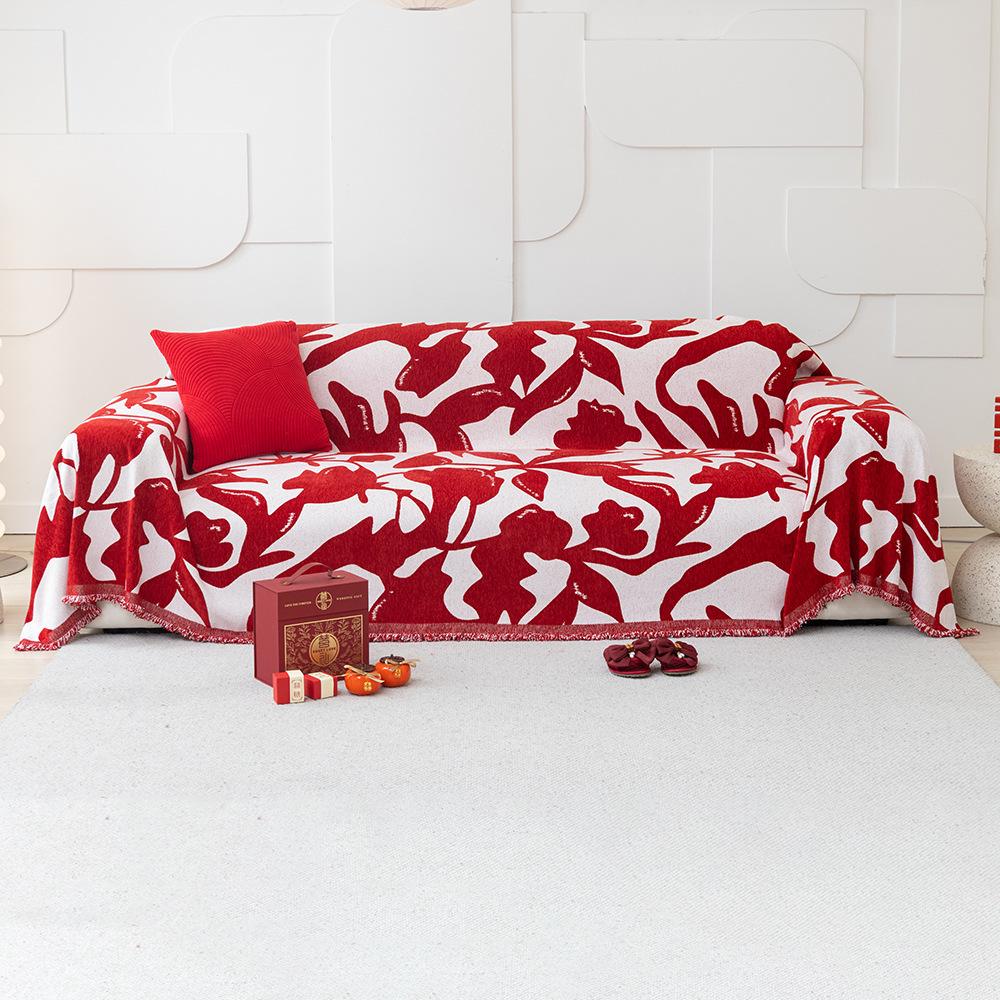 Chinese-style Red Sofa Towel. My Family Has A Chenille Sofa Cover Cloth That Is Suitable for All Seasons and A Rose Bouquet Sofa Cover Blanket.