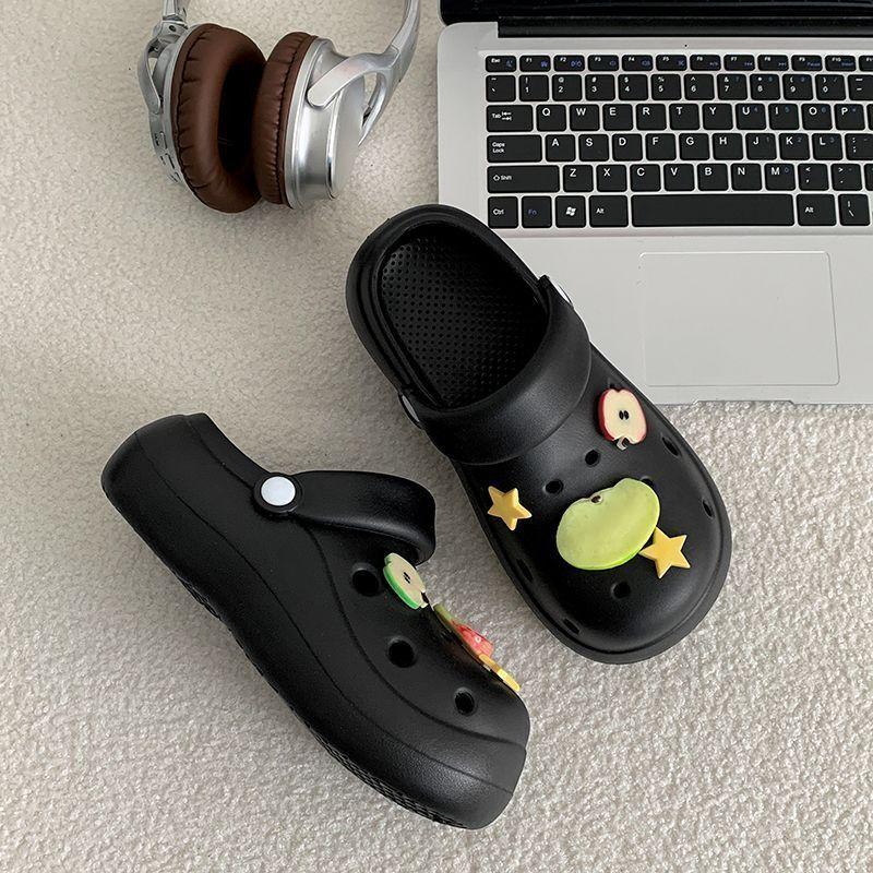 High-value non-slip cartoon cute thick-soled hole shoes for women's wear 2025 new summer soft-soled cool slippers for women