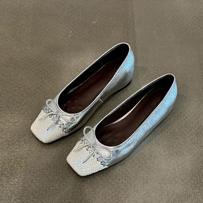 

2025 autumn new flat bottom square head single shoes female French retro fairy bow light mouth fashion versatile single shoes 40