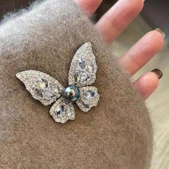 

Luxury Shi Family Pearl Butterfly Brooch: High-End Corsage Pin for Autumn/Winter Sweaters & Small Xiang Style Coats Gray Pearl Butterfly Brooch