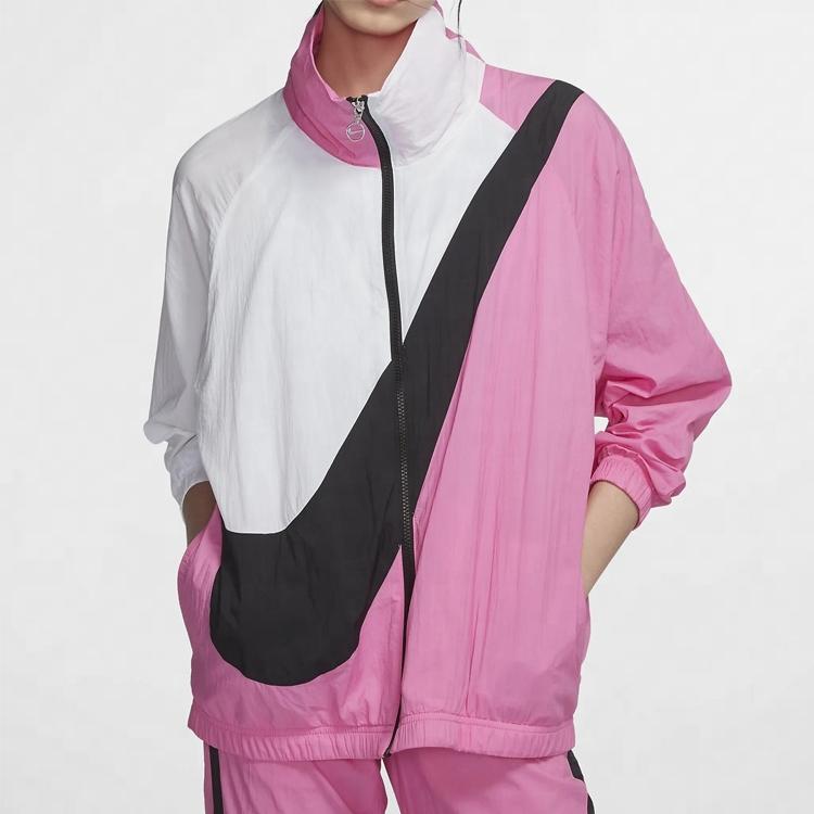 Nike Veste zippée à col cheminée tissée Sportswear Swoosh pour femme, vêtement d'extérieur rose BV3686-610