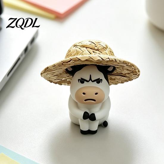 Cute Desk Accessories Straw Hat Cow Car Ornament, Creative Desktop Figurine Mini Ornaments with Hat, Cartoon Dashboard Decor, Interior Decoration